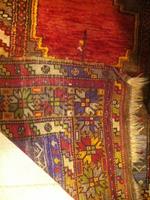 H. Även om denna anatoilska matta är antik så var syntetfärgerna påtagliga.