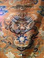 I. Detalj bild av Kinesisk antik kesi (tapet) i siden och brodyr i bla guldtråd.