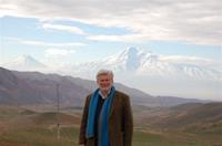 Den stilige UNHCR-medarbetaren Thomas Birath gjorde tjänst i Armenien under slutet av 1990-talet. Här står han framför Ararats berg som ligger på den turkiska sidan om gränsen