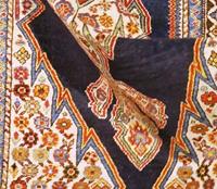 Också den svala färgskalan med mycket vitt och olika nyanser av blått är utmärkande för mattorna från Zarand. 