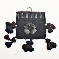 ...med stramt geometriskt mönster och överdimensionerade tofsar. En chanteh, dvs en liten väska för personliga tillhörigheter. Iran/Afghanistan, troligen första decennierna av 1900-talet. 